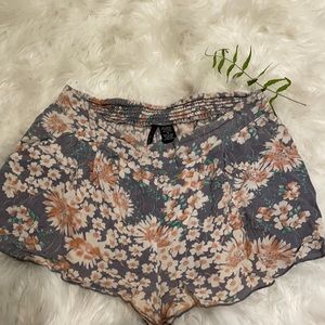 Floral stretchy shorts